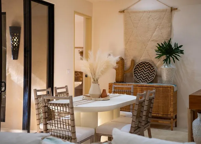 Ods25 - Colorful Tropical Escape, Private Pool And Walk To *